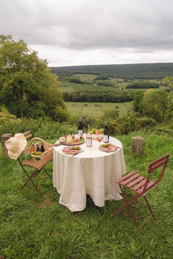 Table dressée au domaine, face à la vallée