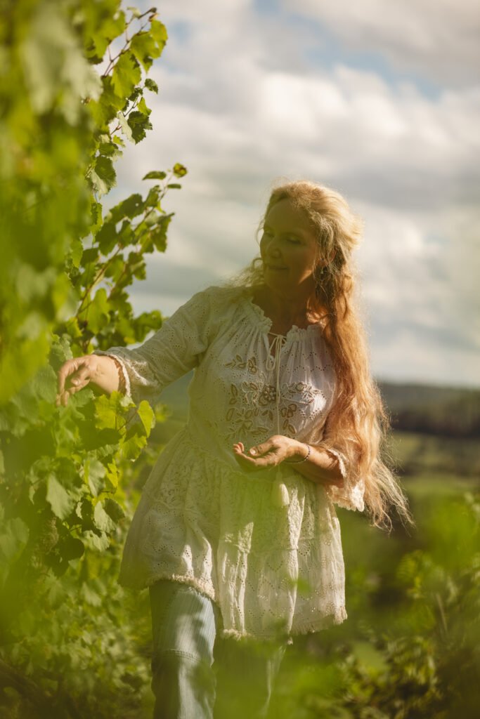 Florence Pelletier auprès des ceps, dans les vignes du domaine