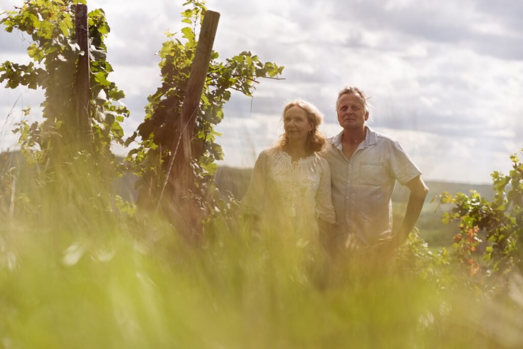 Pierre et Florence, vignerons, dans les vignes du domaine